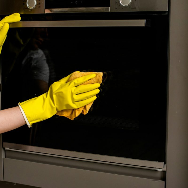 cleaning the oven
