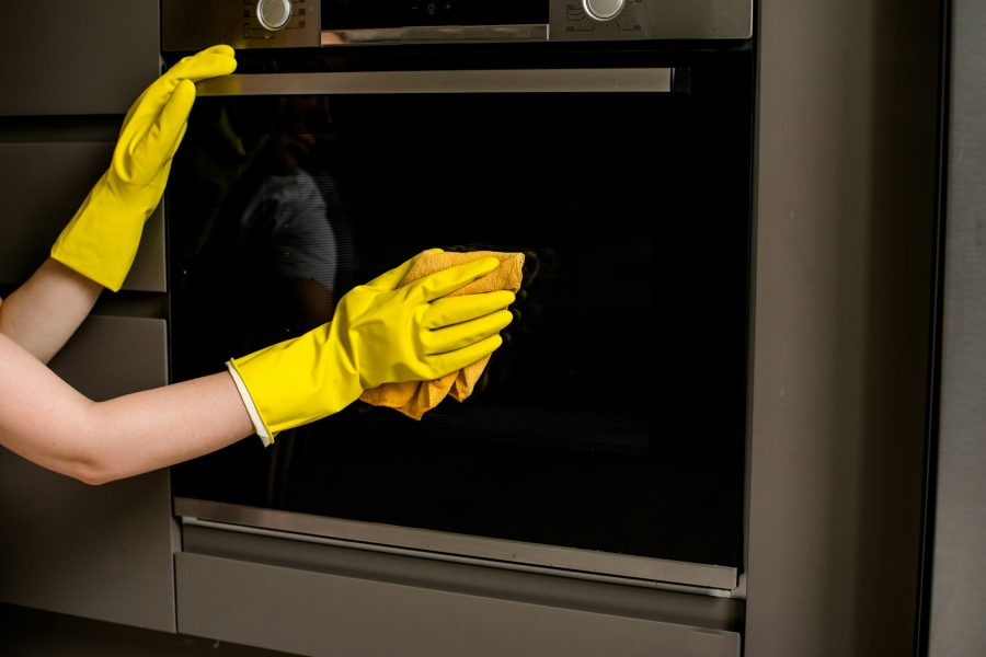 cleaning the oven